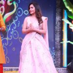 Ashu Reddy Instagram - Vinayaka Chaviti 🌹 episode coming soon, watch Happy Days only on ETV plus 6:30 PM. #ashureddy #anchorravi_offl @hairstylistravi @mithra.couture Make up by ME♥️