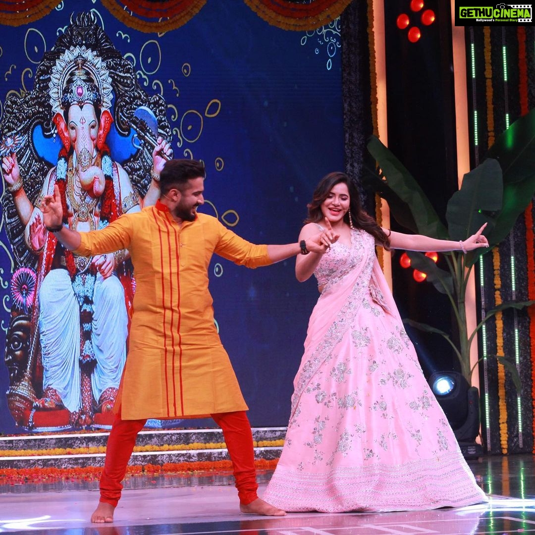 Ashu Reddy Instagram - Vinayaka Chaviti 🌹 episode coming soon, watch Happy Days only on ETV plus 6:30 PM. #ashureddy #anchorravi_offl @hairstylistravi @mithra.couture Make up by ME♥️