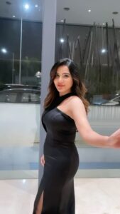 Ashu Reddy Instagram - Flaunt before everyone taunt..! ♥️ #ashureddy #reelsinstagram 🎉 #feelingcute @joshapp.telugu @officialjoshapp