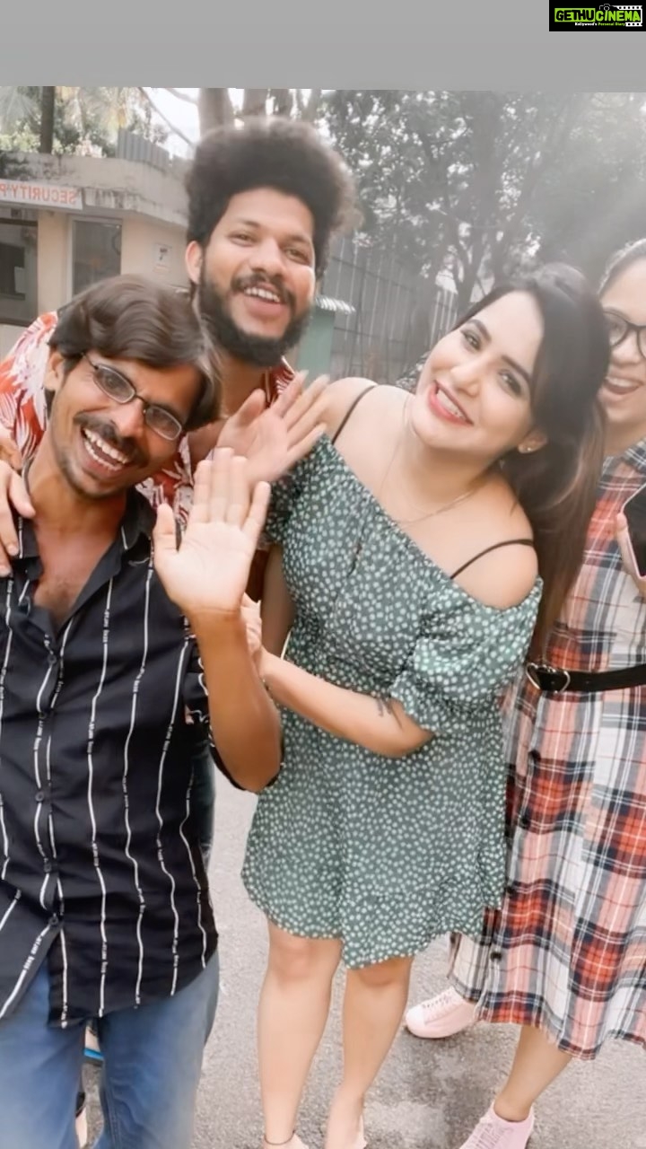 Ashu Reddy Instagram - Hi prends .. chai peelo friends 😂😂 @venkatasubbaiahofficial @poojarao_ananth @jabardasth_ajay #ashureddy #comedystars
