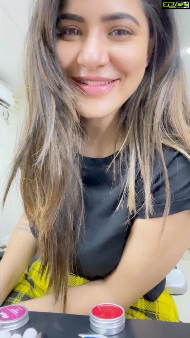 Ashu Reddy Instagram - Lip balming is my favorite thing with @vilvah_ 🎊 Yummy yummy lip scrub and gorgeous grapefruit lip balm. Never miss trying this beauty!! ❤️ #ashureddy #vilvah #lipcareroutine