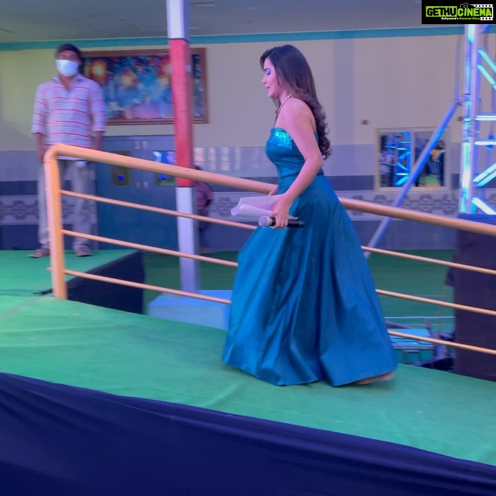 Ashu Reddy Instagram - My first ever Teaser and Audio Launch function as an Anchor, this will be very special to me, I personally thank each and everyone who got me till here, feeling really good today ♥️❤️ #feelinggrateful #ashureddy #thankfulalways 🙏🏻🥳 Nellore