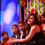 Ashu Reddy Instagram - I don't know why the girl beside me is staring at me like that 😂 #happydaysshow #ashureddy