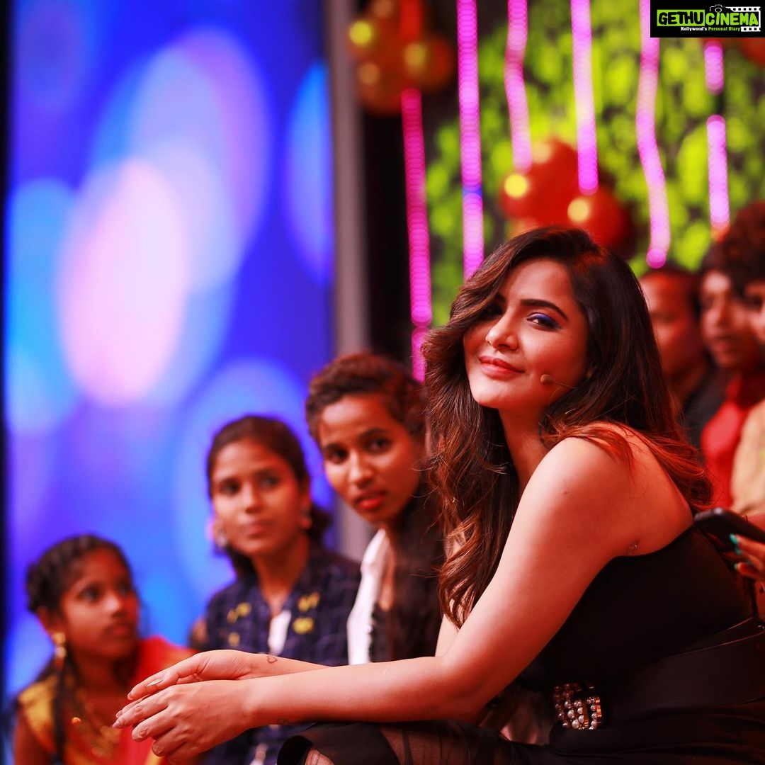 Ashu Reddy Instagram - I don't know why the girl beside me is staring at me like that 😂 #happydaysshow #ashureddy