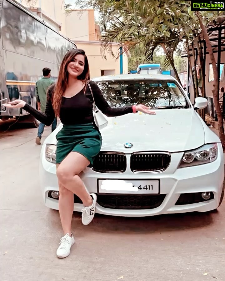 Ashu Reddy Instagram - My new caaaaar...!! #ashureddy #bmw ❤️ #grateful