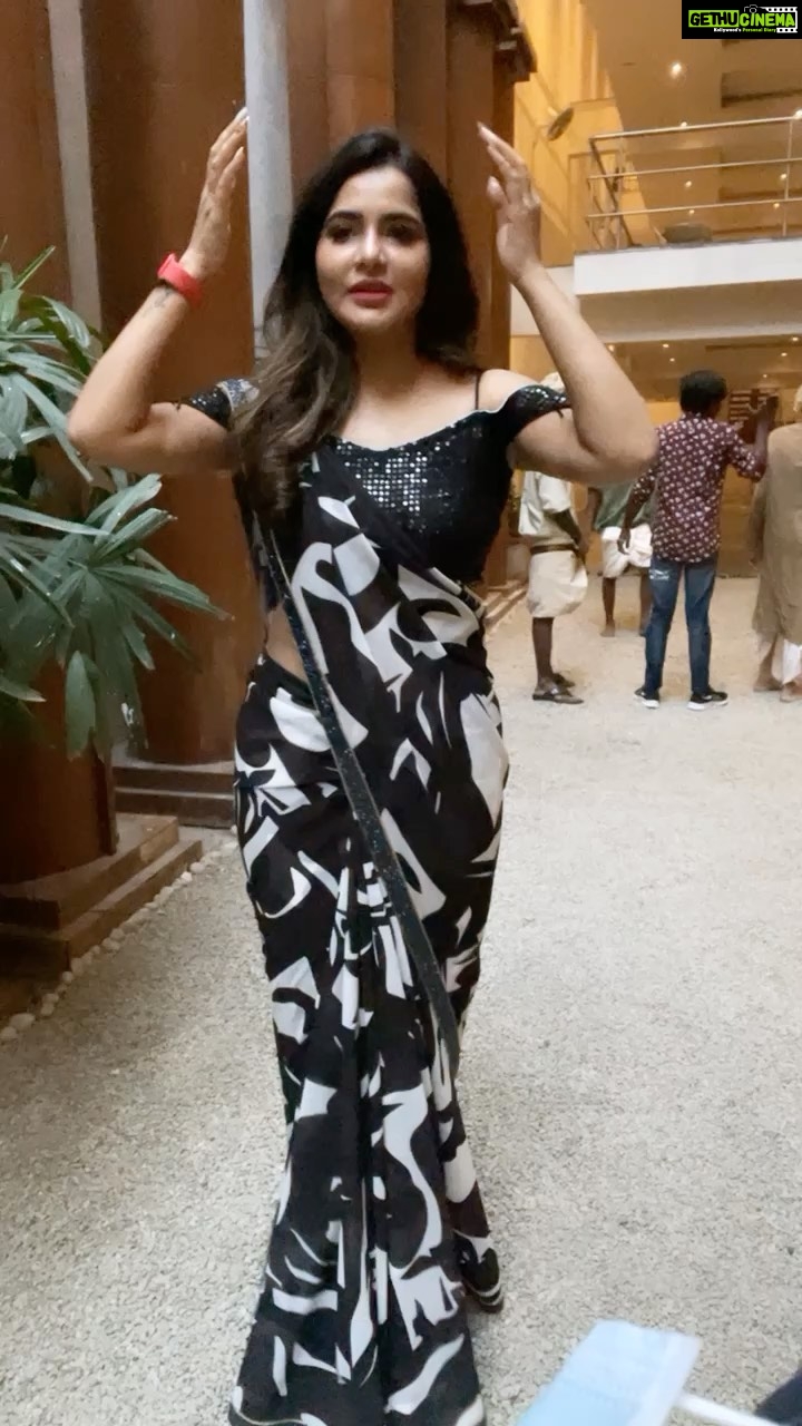 Ashu Reddy Instagram - Na votuuu neeke😂❤️ #ashureddy Saree by @pc_designstudio 🥳 #ᴄᴏᴍᴇᴅʏsᴛᴀʀs #starmaa