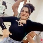 Ashu Reddy Instagram - Early pack up today and we did this!! Crazy dance by @poojarao_ananth @jabardasth_ajay @gyaneshwar_putta #ashureddy 🎊❤️💋 #reelkarofeelkaro patiently taken Video by @errollasantosh Anna ❤️😂