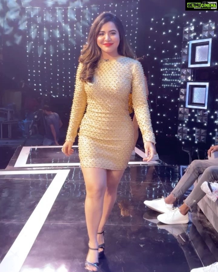 Ashu Reddy Instagram - Golden girl in a golden dress 😎❤️ #ashureddy #justflauntit_ 🐣