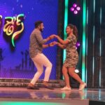 Ashu Reddy Instagram - Sneak peak of today's Happy Days episode, don't miss the entertainment 6:30PM only on ETV plus with #ashureddy @anchorravi_offl #happydaysshow #happydaystvshow