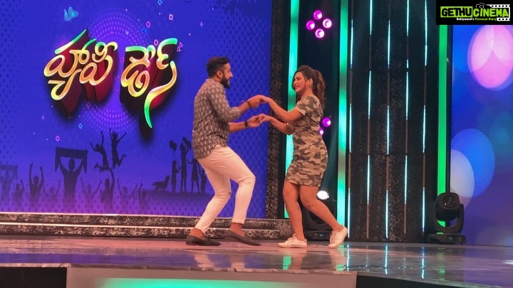 Ashu Reddy Instagram - Sneak peak of today's Happy Days episode, don't miss the entertainment 6:30PM only on ETV plus with #ashureddy @anchorravi_offl #happydaysshow #happydaystvshow