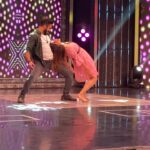 Ashu Reddy Instagram - Sneak peak of today's episode #HappyDaysShow don't miss the entertainment at 6:30PM only on ETV plus. #ashureddy @anchorravi_offl #anchorravi #happydaysshow OUTFIT by @navya.marouthu 🐣