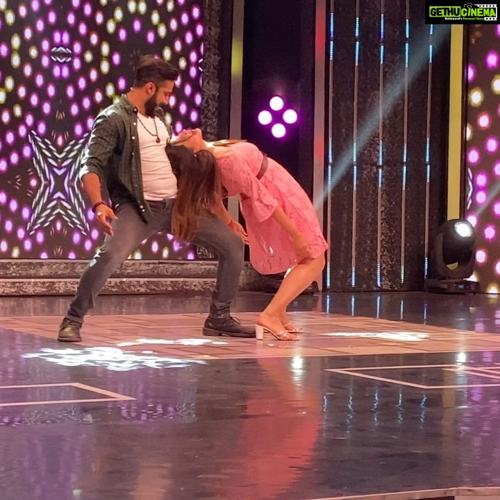 Ashu Reddy Instagram - Sneak peak of today's episode #HappyDaysShow don't miss the entertainment at 6:30PM only on ETV plus. #ashureddy @anchorravi_offl #anchorravi #happydaysshow OUTFIT by @navya.marouthu 🐣