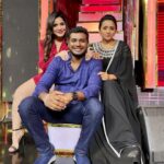 Ashu Reddy Instagram - The BIGG gang is coming to entertain you very soon on Start Music @starmaa with @kanakalasuma @sipligunjrahul @kaushalmanda @kireetid @deeptinallamothu @maheshvitta #ashureddy #staytuned ❤️ OUTFIT BY @rakesh_earne @she_shore_designers 💝🎉