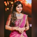 Ashu Reddy Instagram - When everyone's watching her, but she's looking at you❤️ #ashureddy #bekindtoyourself #begrateful❤️