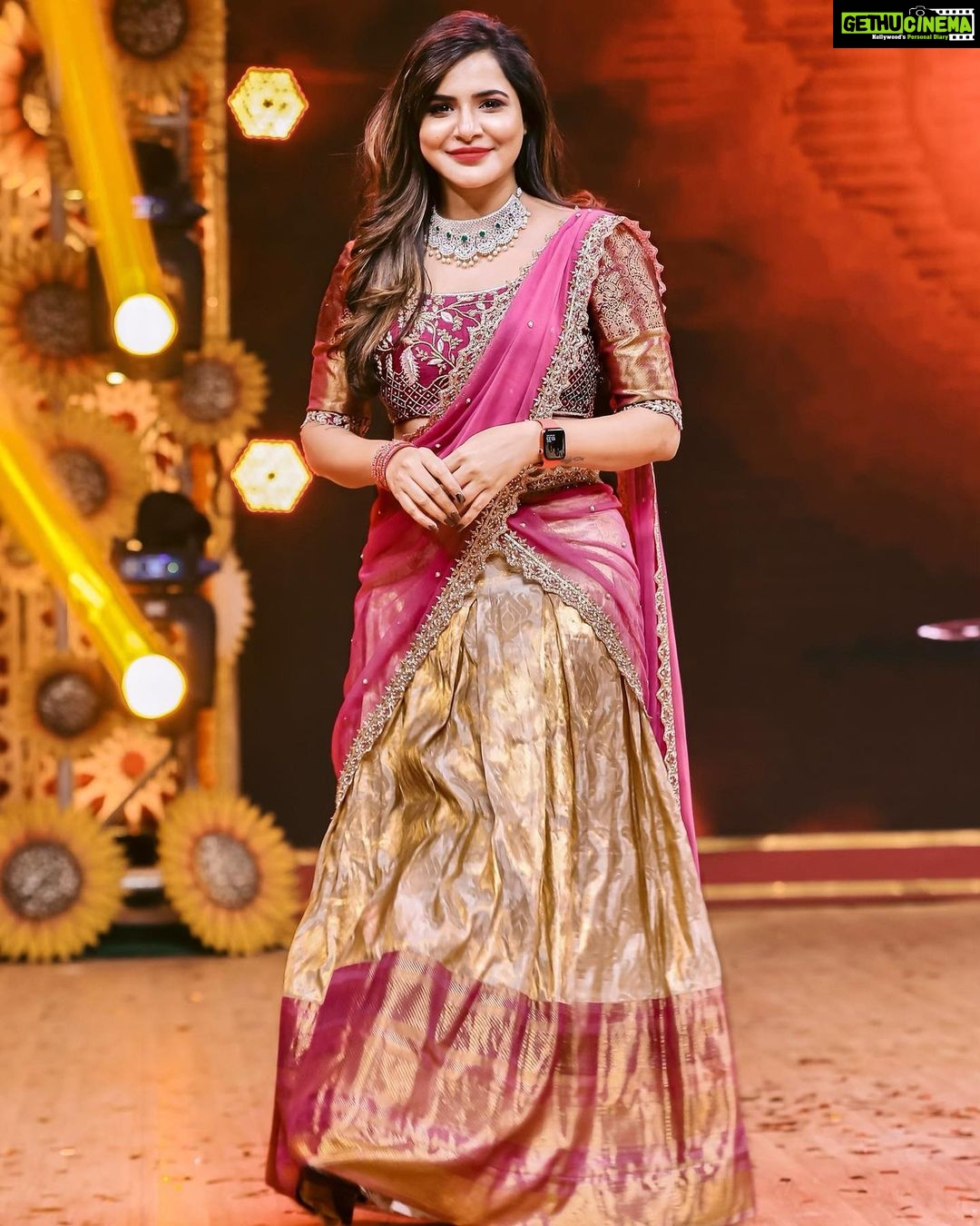 Ashu Reddy Instagram - Be graceful and grateful always ❤️🙏🏻 #ashureddy #positivevibes