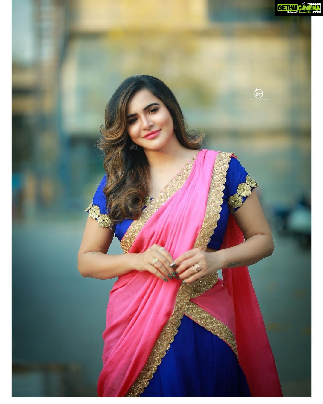 Ashu Reddy Instagram - I don't know why, I like to smile when I look at you ❤️ #ashureddy