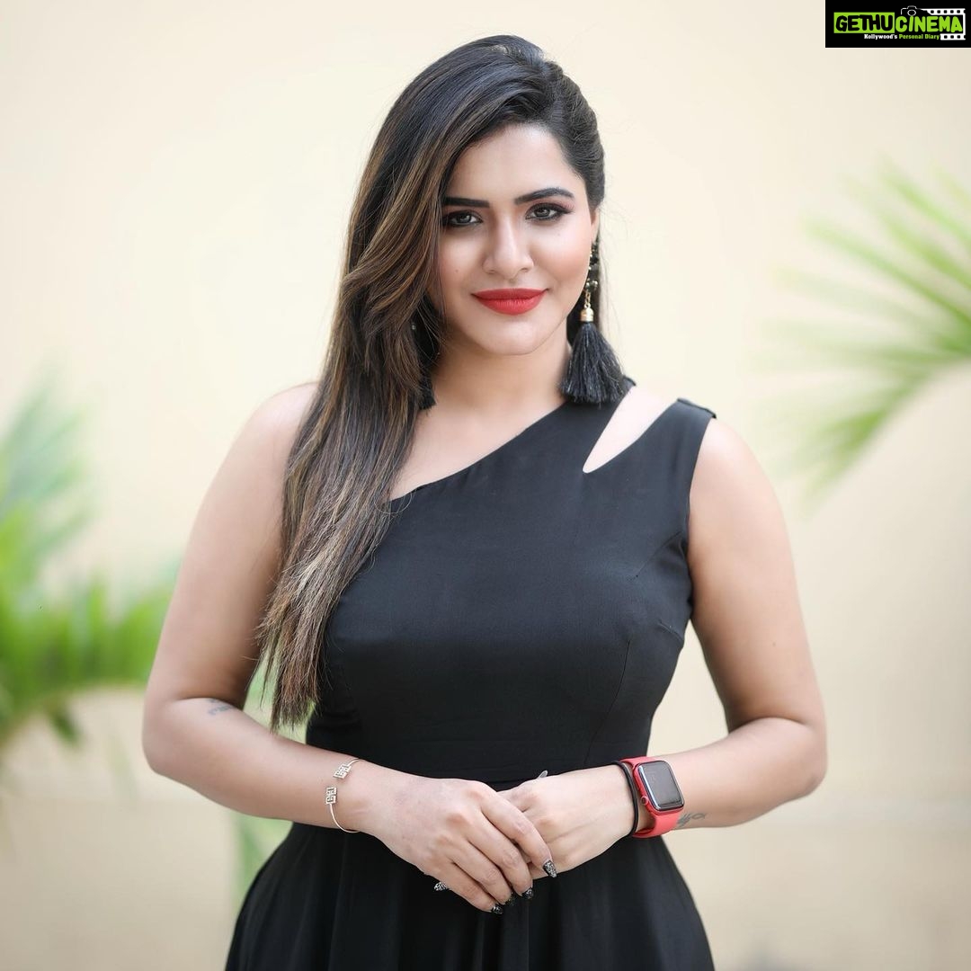 Ashu Reddy Instagram - Look into my eyes!!❤️ #ashureddy #bekindalways❤️