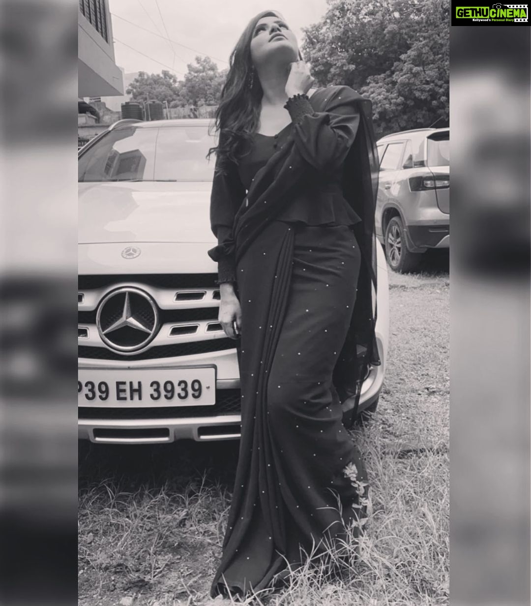 Ashu Reddy Instagram - I dare you to sit on the passenger seat, I'll drive till end ❤️ #mercedes #mycar please forget about the challan lol #ashureddy