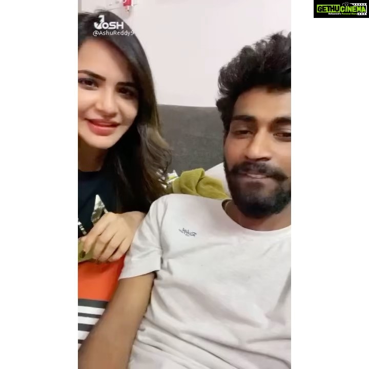 Ashu Reddy Instagram - Kil kil basha friends 😂😂 @hari_express #ashureddy @officialjoshapp @joshapp.telugu