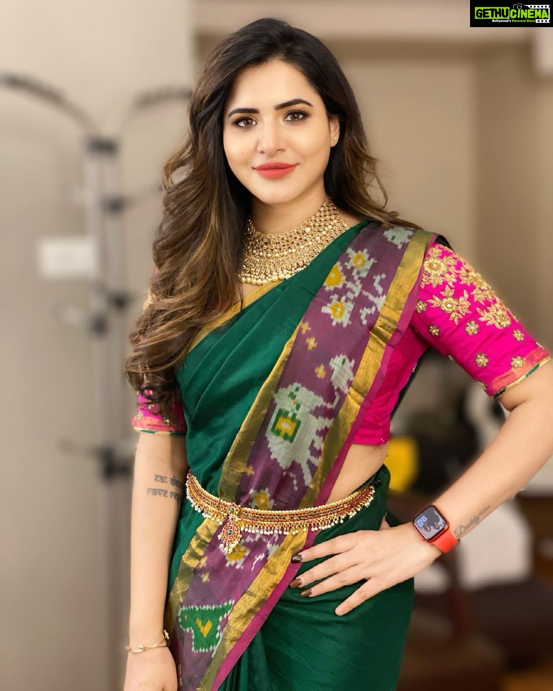 Ashu Reddy Instagram - Kissiimee, close your eyes and missie meee!! 😛❤️ #feelingdesi #ashureddy