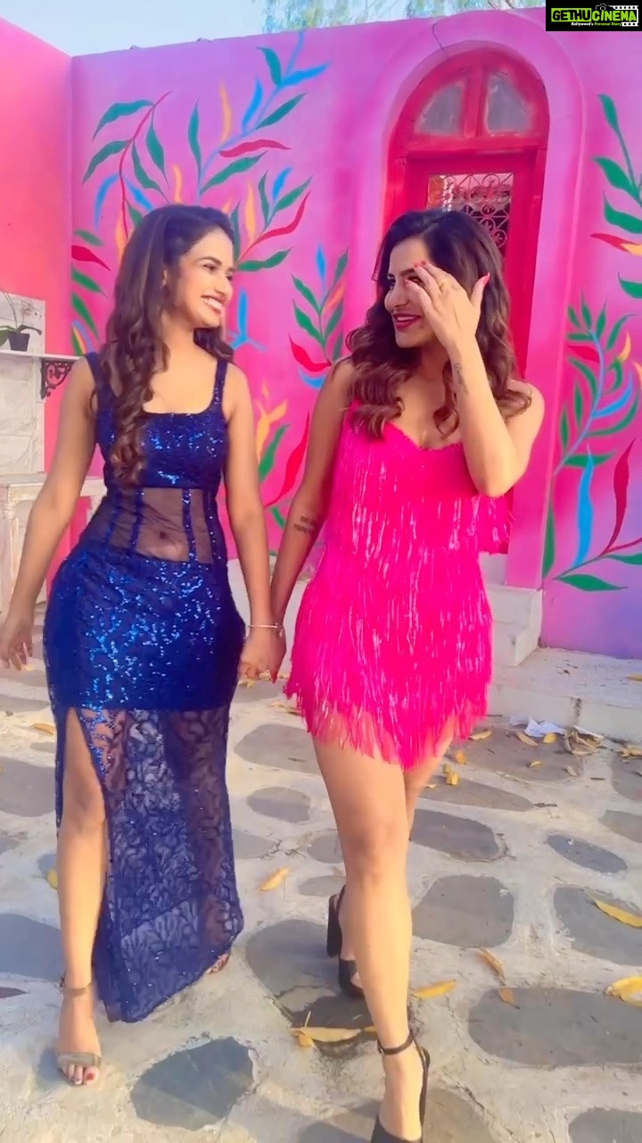 Ashu Reddy Instagram - Bestie for life ❤️❤️ @ashu_uuu Costume @firoz_design_studio Jewellery @pretty.jewelbox