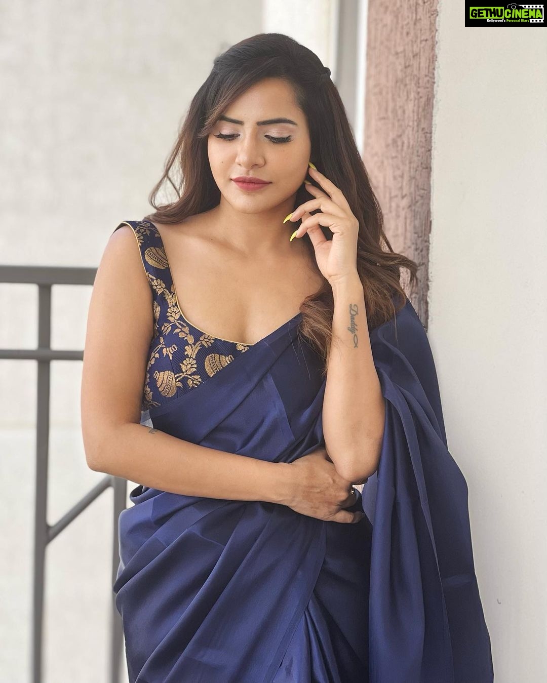 Ashu Reddy Instagram - Vibing around 🍀 #ashureddy #randomfeels #sareestyle 🎊