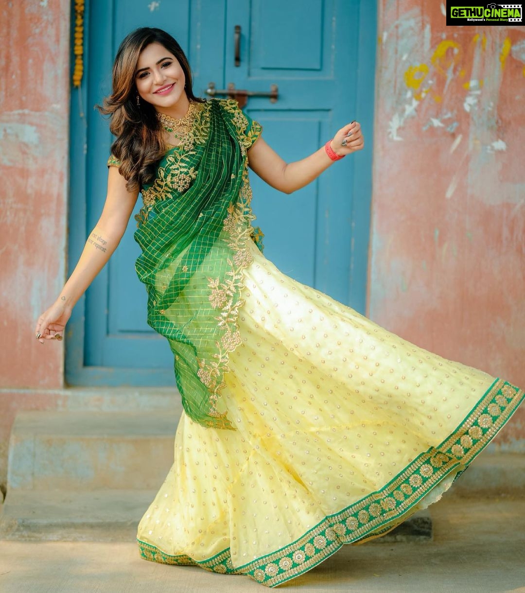 Ashu Reddy Instagram - Only YOU can make me happy ❤️ #happyugadi #ashureddy #800k @sriboutiquehyderabad @saikrishna_fashion_jewellery @busyshutterbugs @hairstylistravi