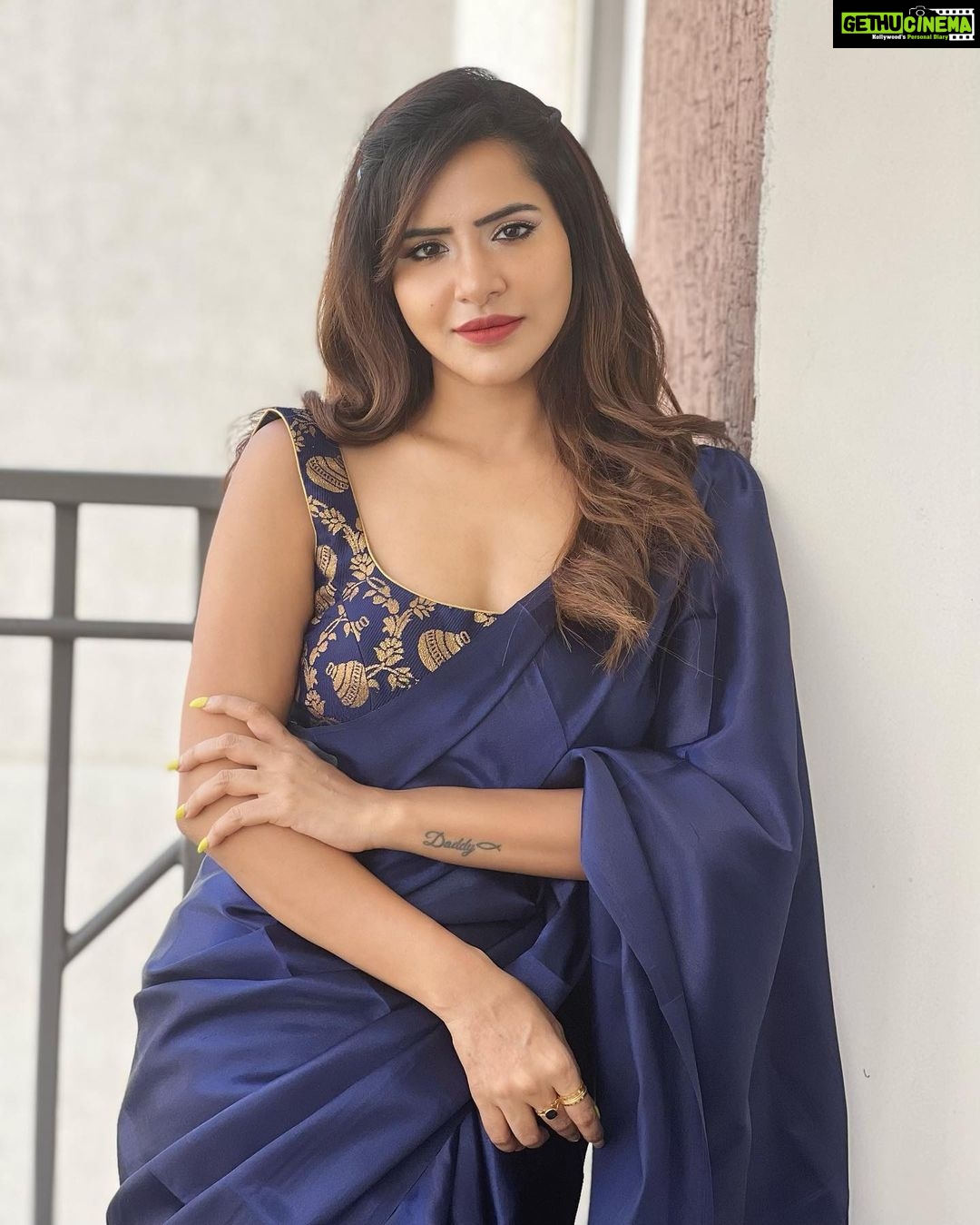 Ashu Reddy Instagram - Vibing around 🍀 #ashureddy #randomfeels #sareestyle 🎊