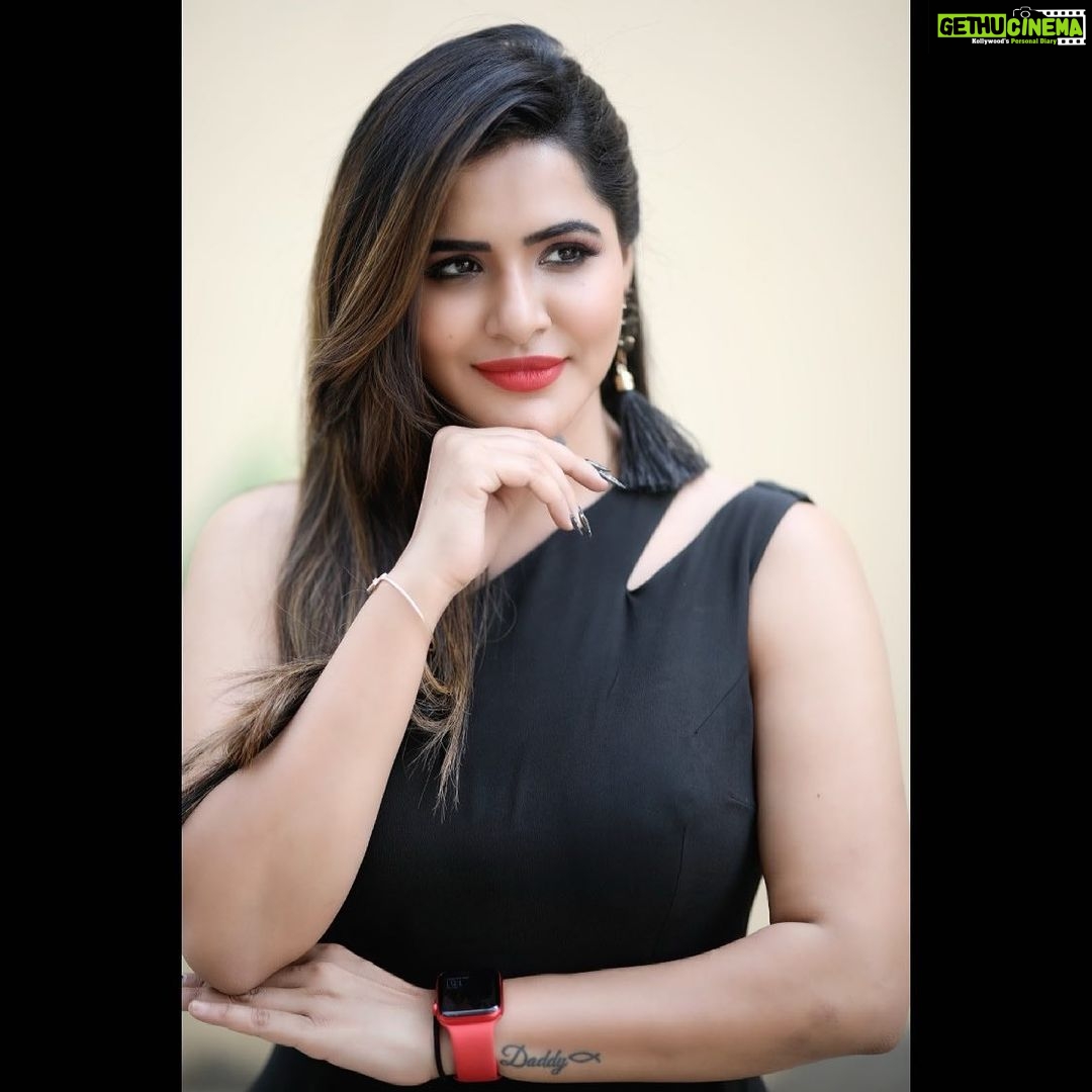 Ashu Reddy Instagram - I can't stop staring at you ❤️ Maybe this is love 💕 #ashureddy