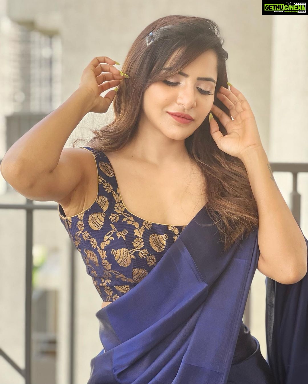 Ashu Reddy Instagram - Vibing around 🍀 #ashureddy #randomfeels #sareestyle 🎊