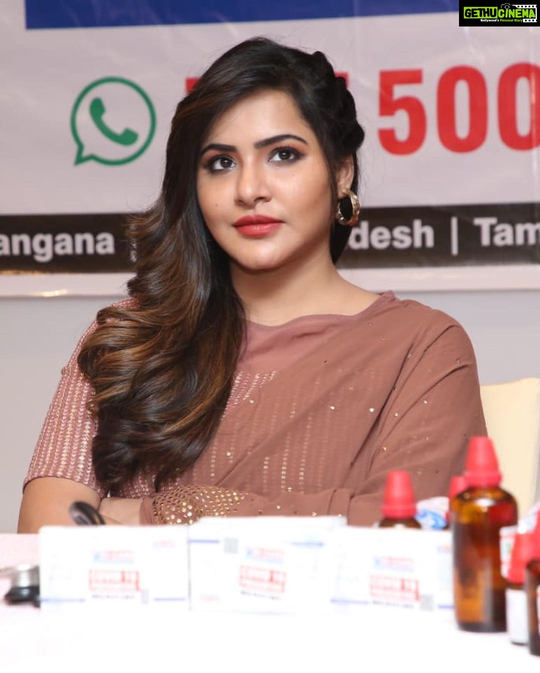 Ashu Reddy Instagram - Tough situations, doctors are doing their best to cure us, we've to be more and more responsible!! Happy to be a part bringing awareness through homeopathy @drcare.homeopathy #ashureddy #homeopathy β€οΈππ @hairstylistravi