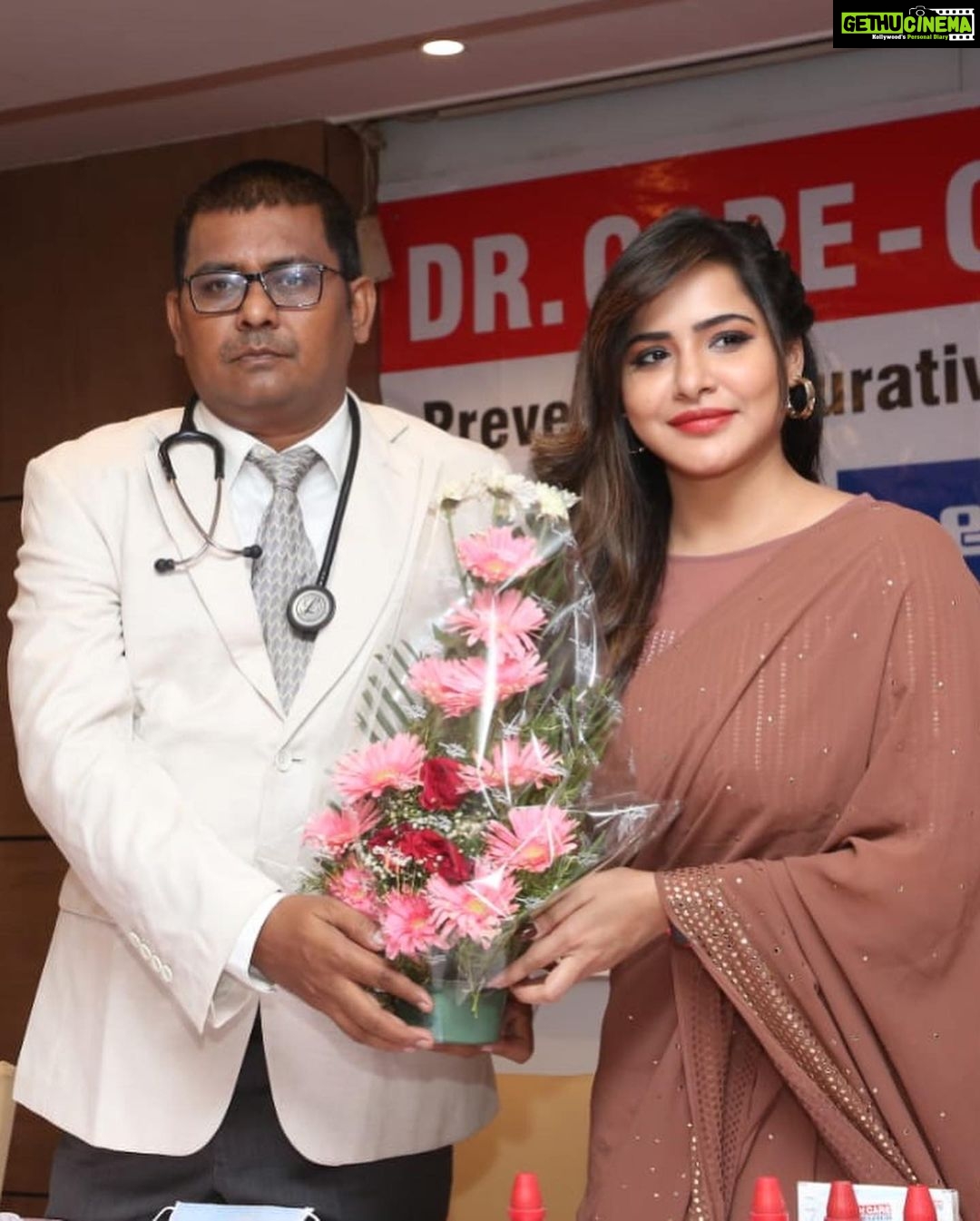 Ashu Reddy Instagram - Tough situations, doctors are doing their best to cure us, we've to be more and more responsible!! Happy to be a part bringing awareness through homeopathy @drcare.homeopathy #ashureddy #homeopathy β€οΈππ @hairstylistravi