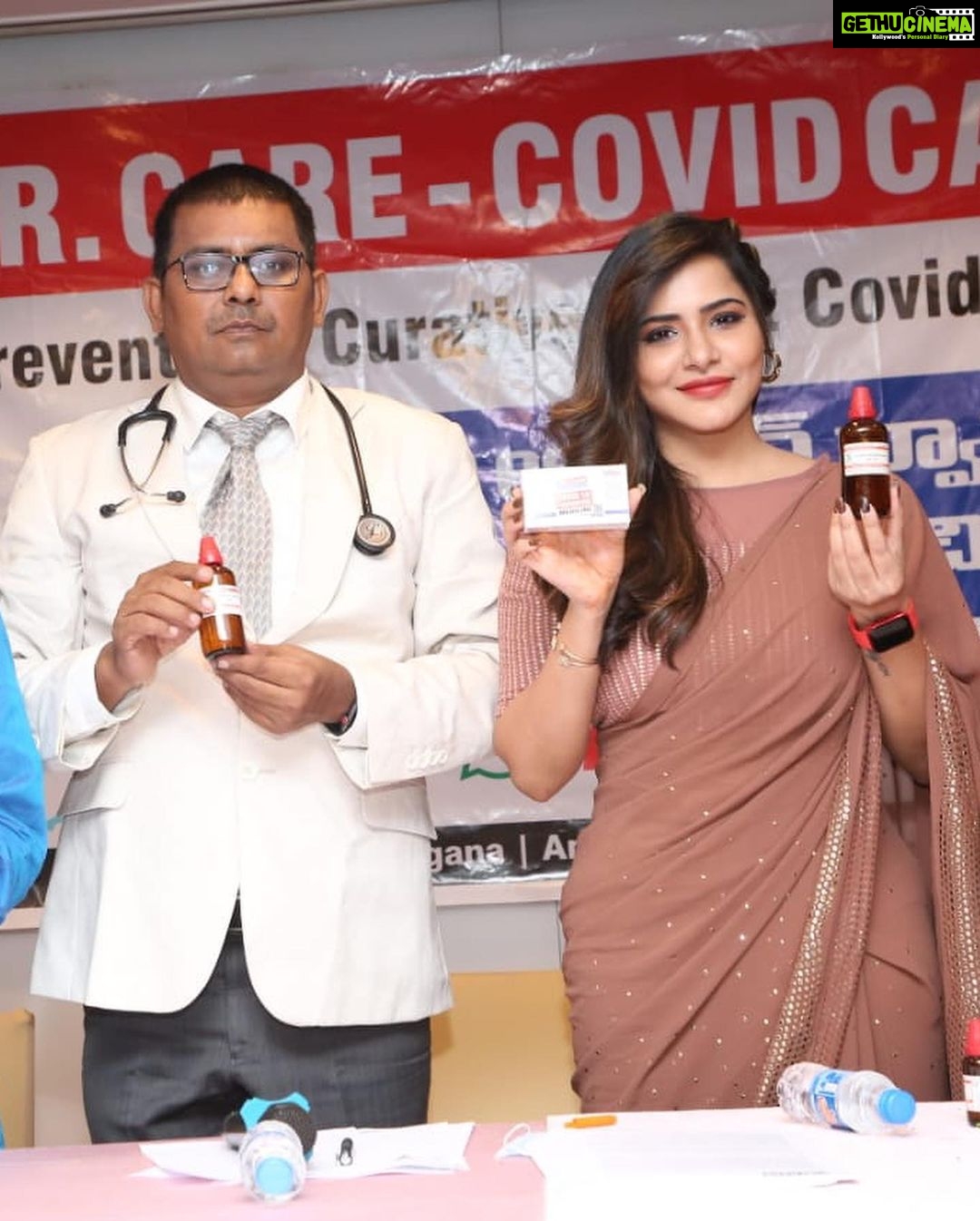 Ashu Reddy Instagram - Tough situations, doctors are doing their best to cure us, we've to be more and more responsible!! Happy to be a part bringing awareness through homeopathy @drcare.homeopathy #ashureddy #homeopathy β€οΈππ @hairstylistravi