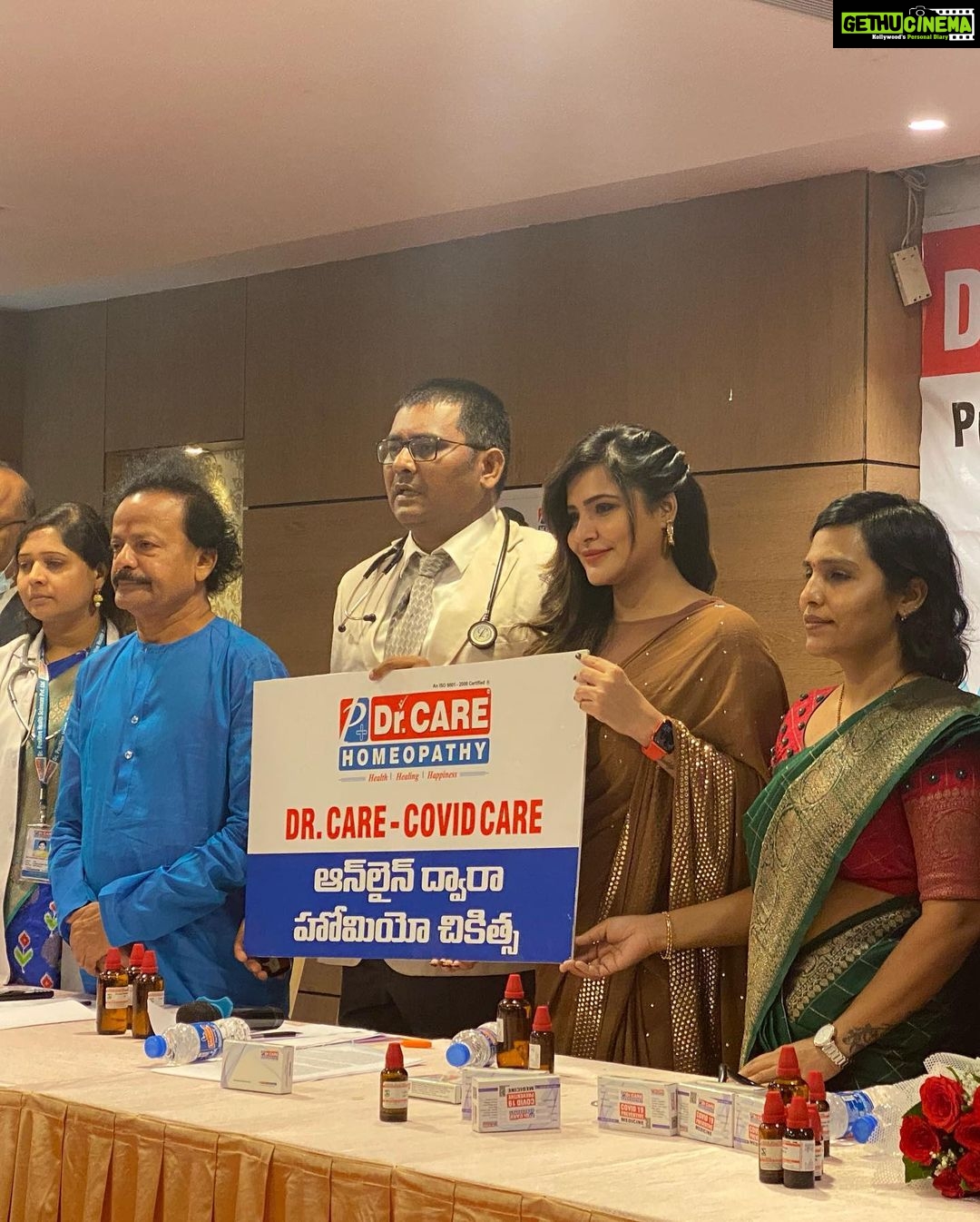 Ashu Reddy Instagram - Tough situations, doctors are doing their best to cure us, we've to be more and more responsible!! Happy to be a part bringing awareness through homeopathy @drcare.homeopathy #ashureddy #homeopathy β€οΈππ @hairstylistravi