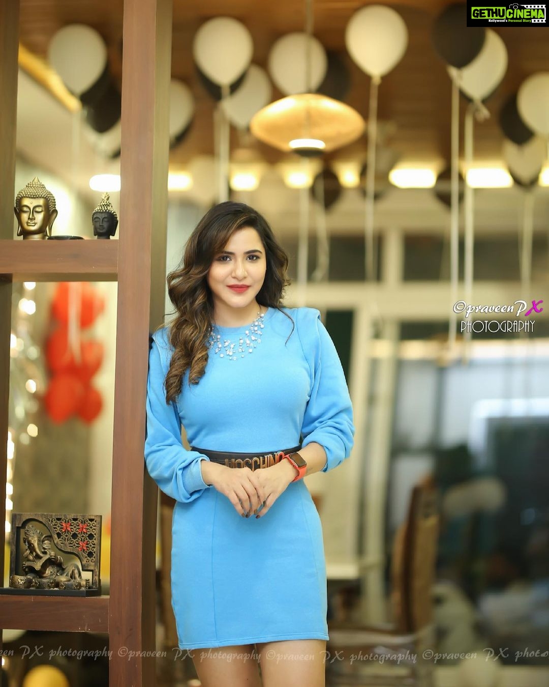 Ashu Reddy Instagram - Look at me and say something! 💎💙 #ashureddy #justforfun #morningvibes #positivevibesonly✨