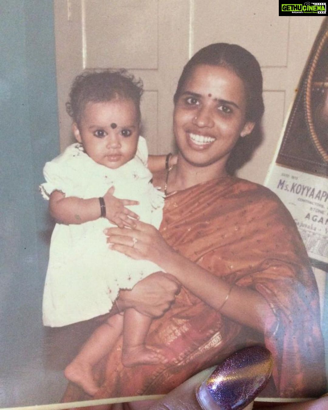 Ashu Reddy Instagram - Nenu, chinnappudu !! ❤️ #ashureddy #childhoodmemories @divvik