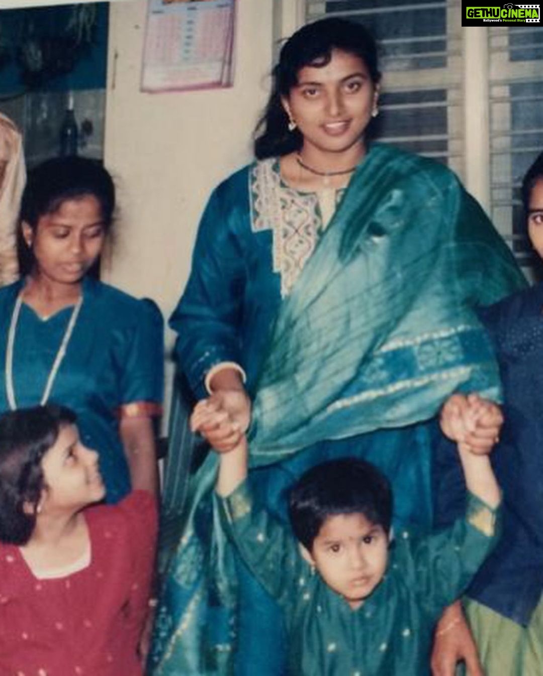 Ashu Reddy Instagram - Nenu, chinnappudu !! ❤️ #ashureddy #childhoodmemories @divvik