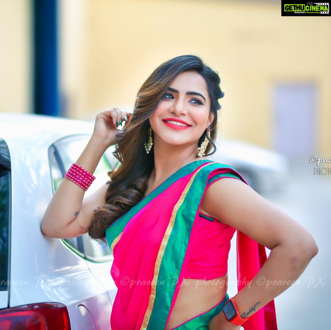 Ashu Reddy Instagram - Smile 😊 it costs you nothing! ❤️ #ashureddy @hairstylistravi @praveen_px_photography #happydays