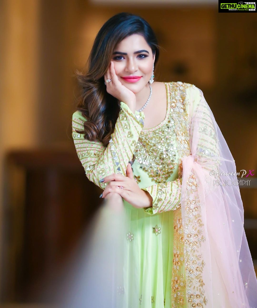 Ashu Reddy Instagram - Ethnic is authentic ❤️ #ashureddy