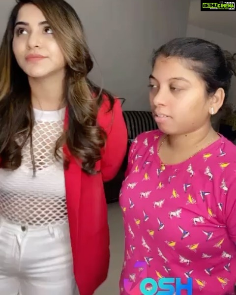 Ashu Reddy Instagram - Last ki baga aindhi @bhanu.ballina ki..!! 😂 @officialjoshapp #joshmeinaaja #ashureddy 💃🏻❤️