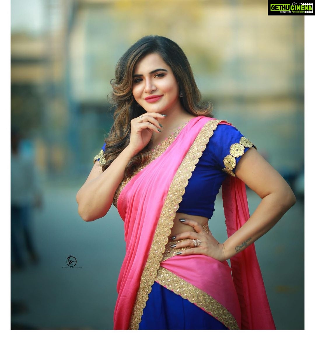 Ashu Reddy Instagram - Bhalegundi Bala 💃🏻🌹 #ashureddy