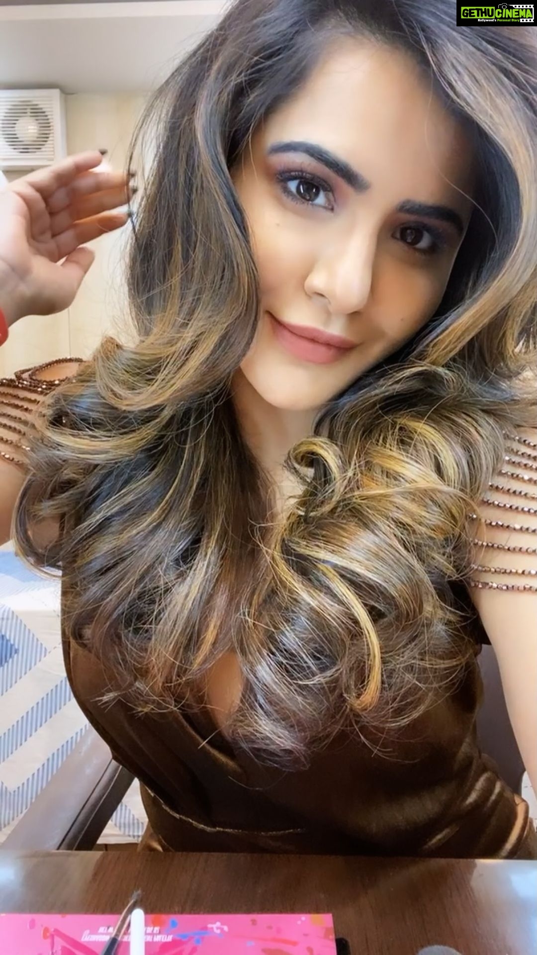 Ashu Reddy Instagram - Just a GOOOOD hair day!! 💃🏻 #ashureddy @hairstylistravi MUA @makeupbykeerthii ❤️