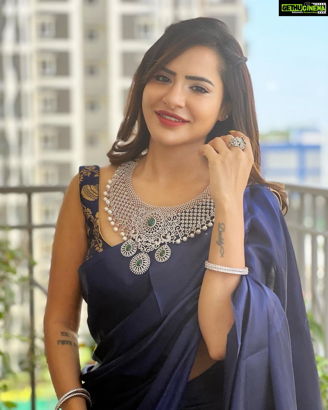 Ashu Reddy Instagram - Happy Vinayaka Chaviti β₯οΈ May your gold be doubled and diamonds be tripled, and love be infinite π«Άπ»π« #ashureddy #vinayakachavithi #girlstyle #traditionalwear π