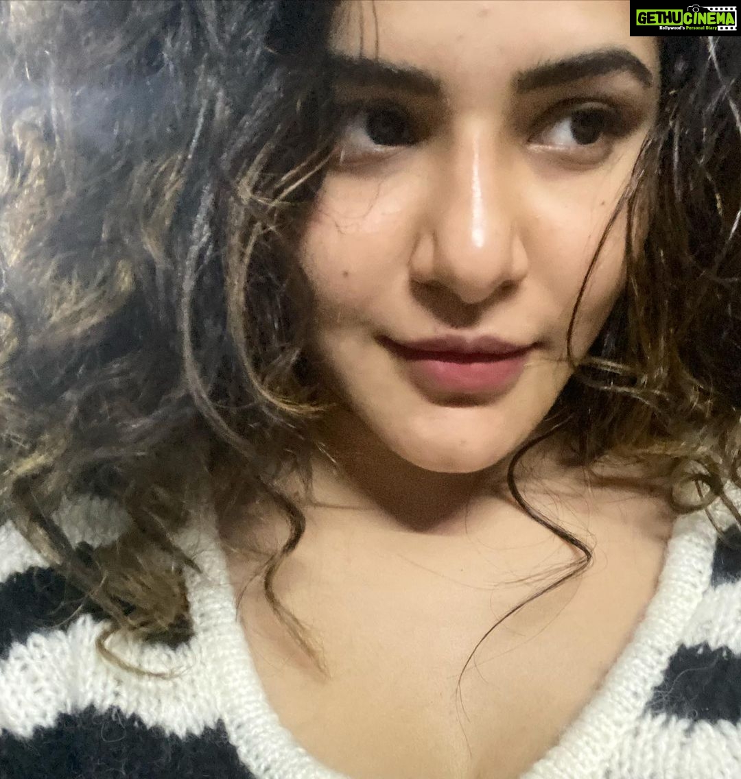 Ashu Reddy Instagram - When your crush passes by, heart skips a beat ๐คจ๐๐คฃ #ashureddy