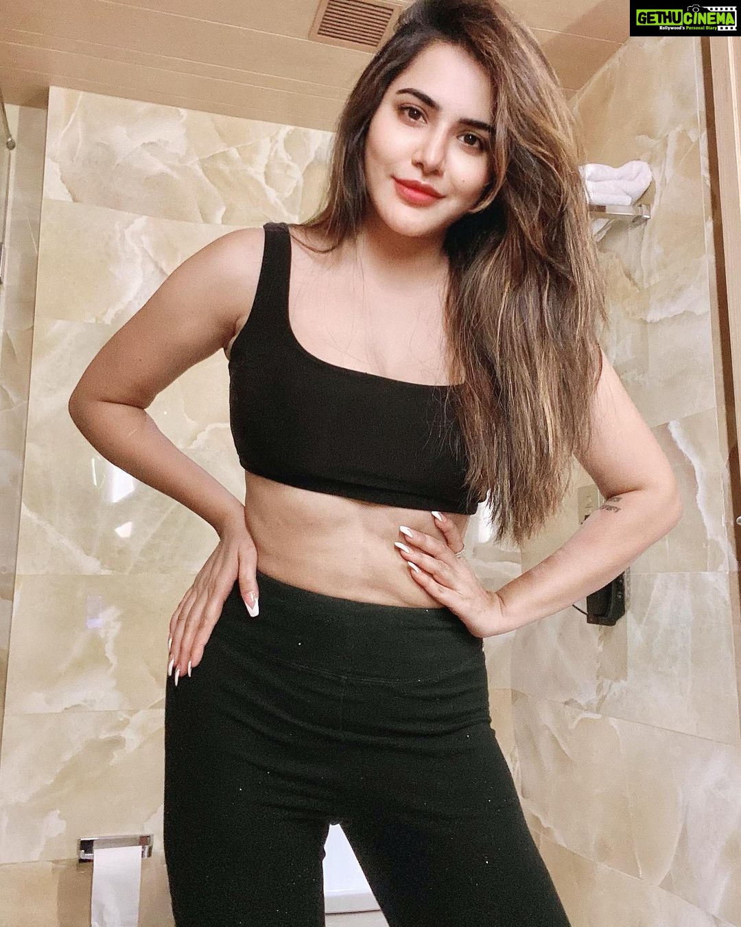 Ashu Reddy Instagram - Know your worth, then add tax 🖤🌹💃🏻 #ashureddy