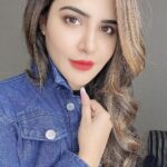 Ashu Reddy Instagram - You glow different only when YOU are different 💜 Denim jacket by @fashionwithfusion 💃🏻🌹 #ashureddy