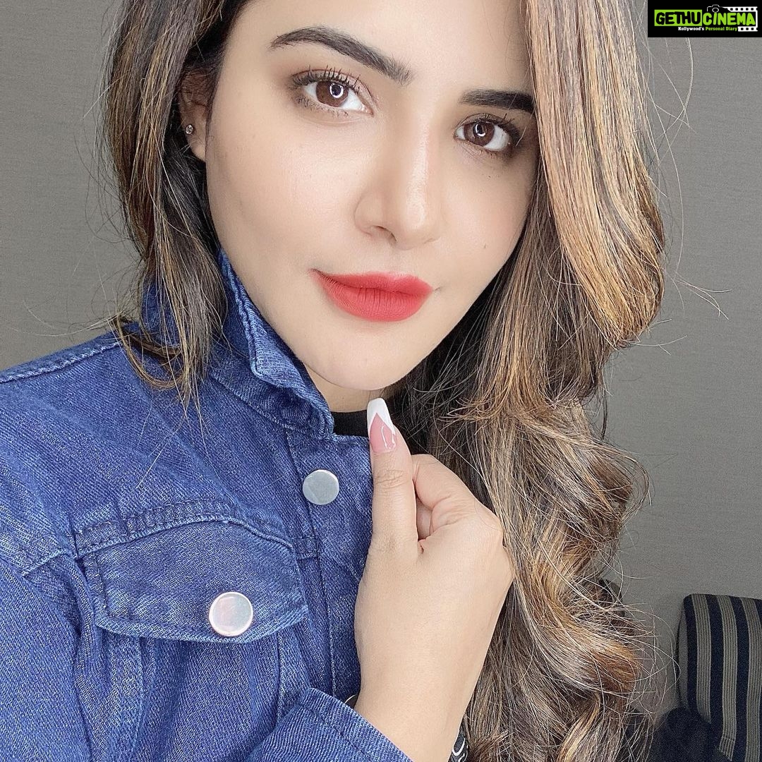 Ashu Reddy Instagram - You glow different only when YOU are different 💜 Denim jacket by @fashionwithfusion 💃🏻🌹 #ashureddy