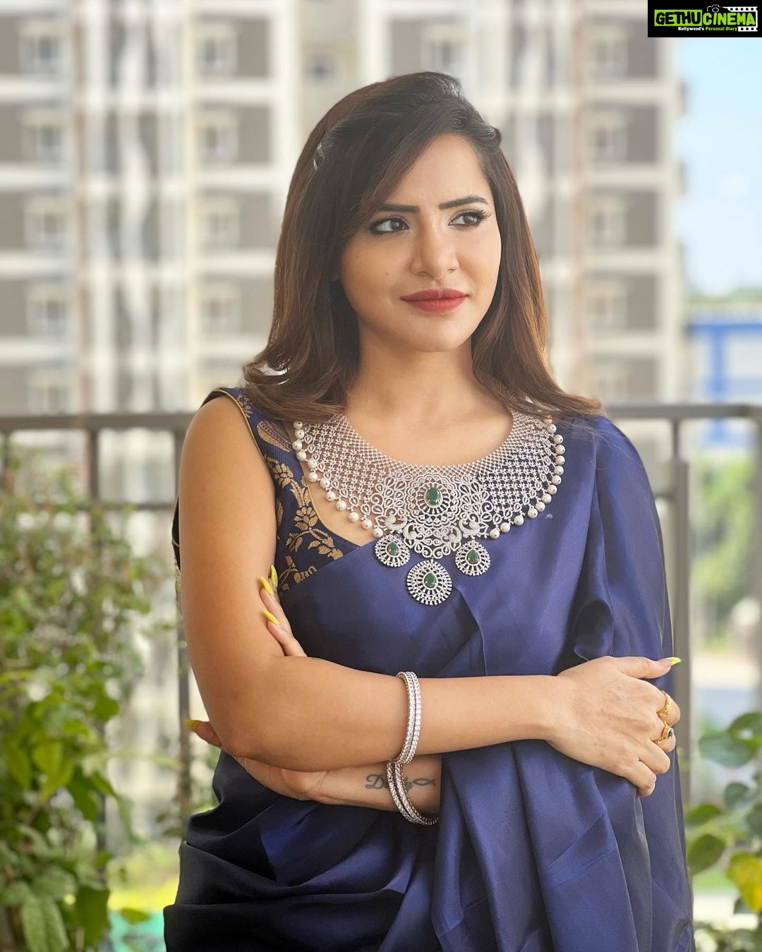 Ashu Reddy Instagram - Happy Vinayaka Chaviti β₯οΈ May your gold be doubled and diamonds be tripled, and love be infinite π«Άπ»π« #ashureddy #vinayakachavithi #girlstyle #traditionalwear π