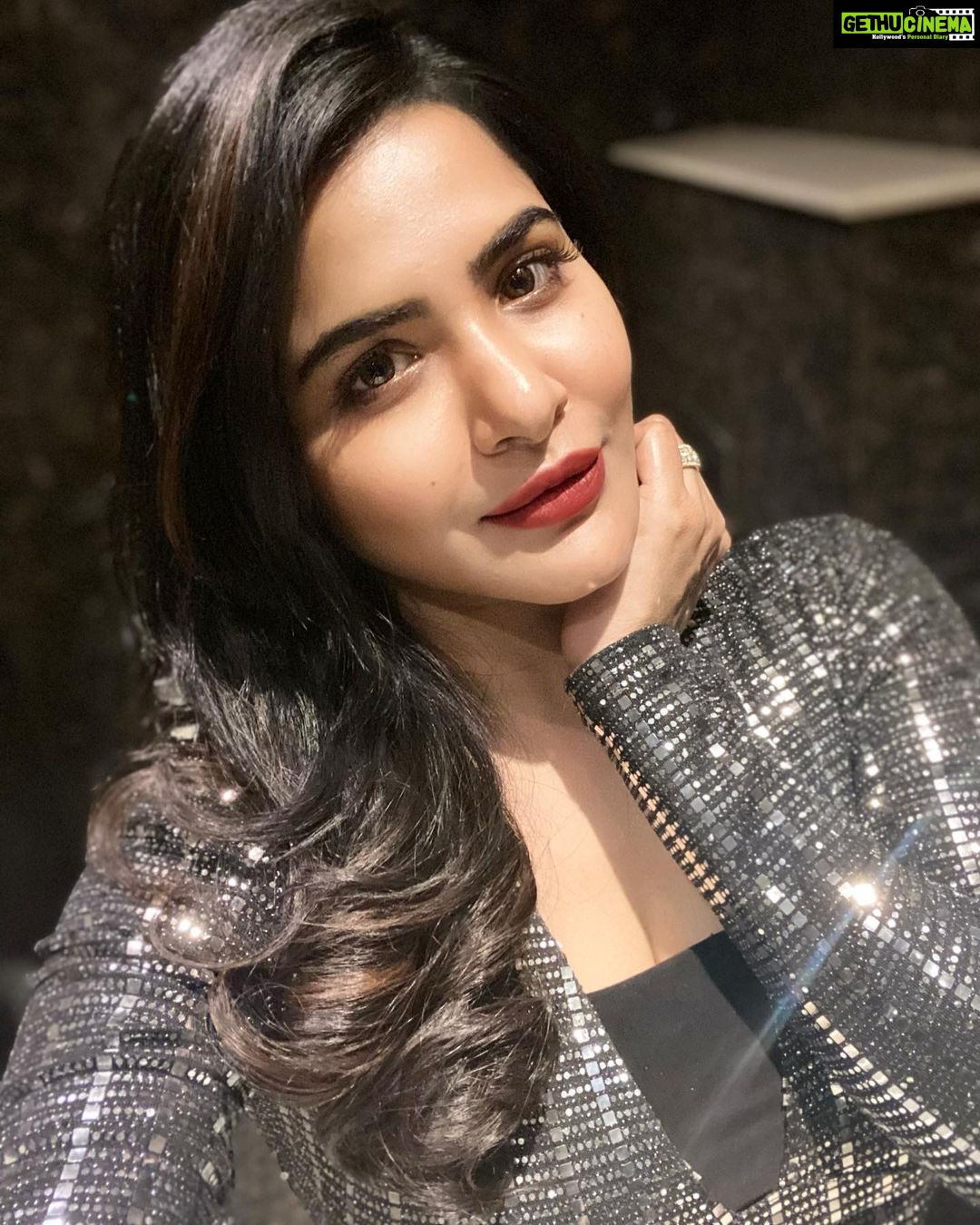 Ashu Reddy Instagram - Just a portrait 💃🏻🌹 #ashureddy