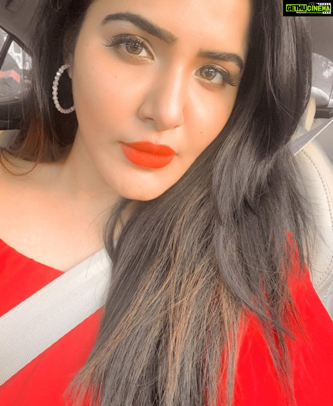 Ashu Reddy Instagram - Please wear your seatbelt for a safe drive! ❤️ #ashureddy #mondayquotes #socialresponsibility Annapurna Studios